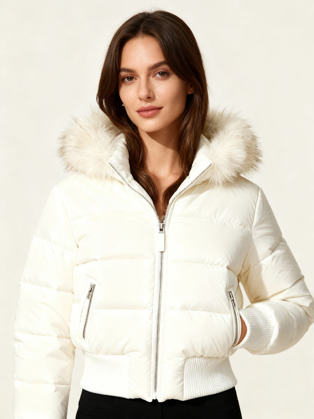 Mila – Kurze Winter-Daunenjacke mit Fellkapuze Damen