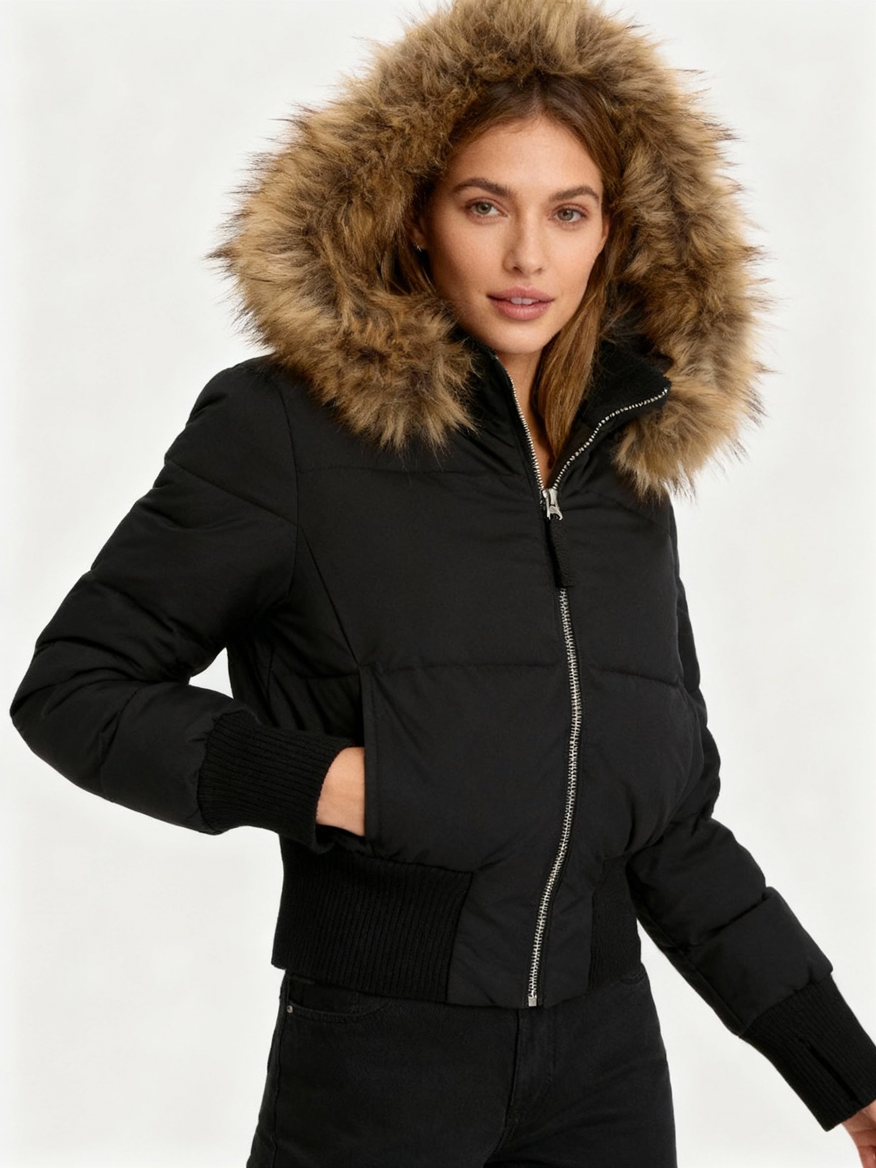 Mila – Kurze Winter-Daunenjacke mit Fellkapuze Damen