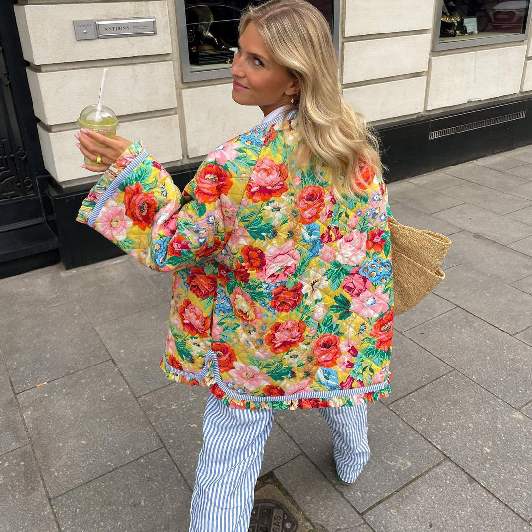 Paula – Lässige Damen Steppjacke mit floralem Muster und Rundhalsausschnitt