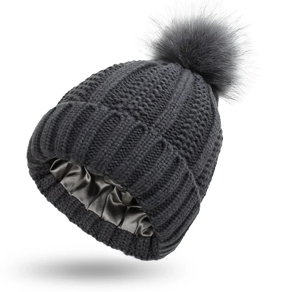 Sofía – Strickmütze mit Satinfutter und Bommel für Damen