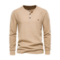 Hvit langermet henley-genser for menn med tre knapper, laget av mykt bomullsmateriale. Perfekt for casual og stilige antrekk.