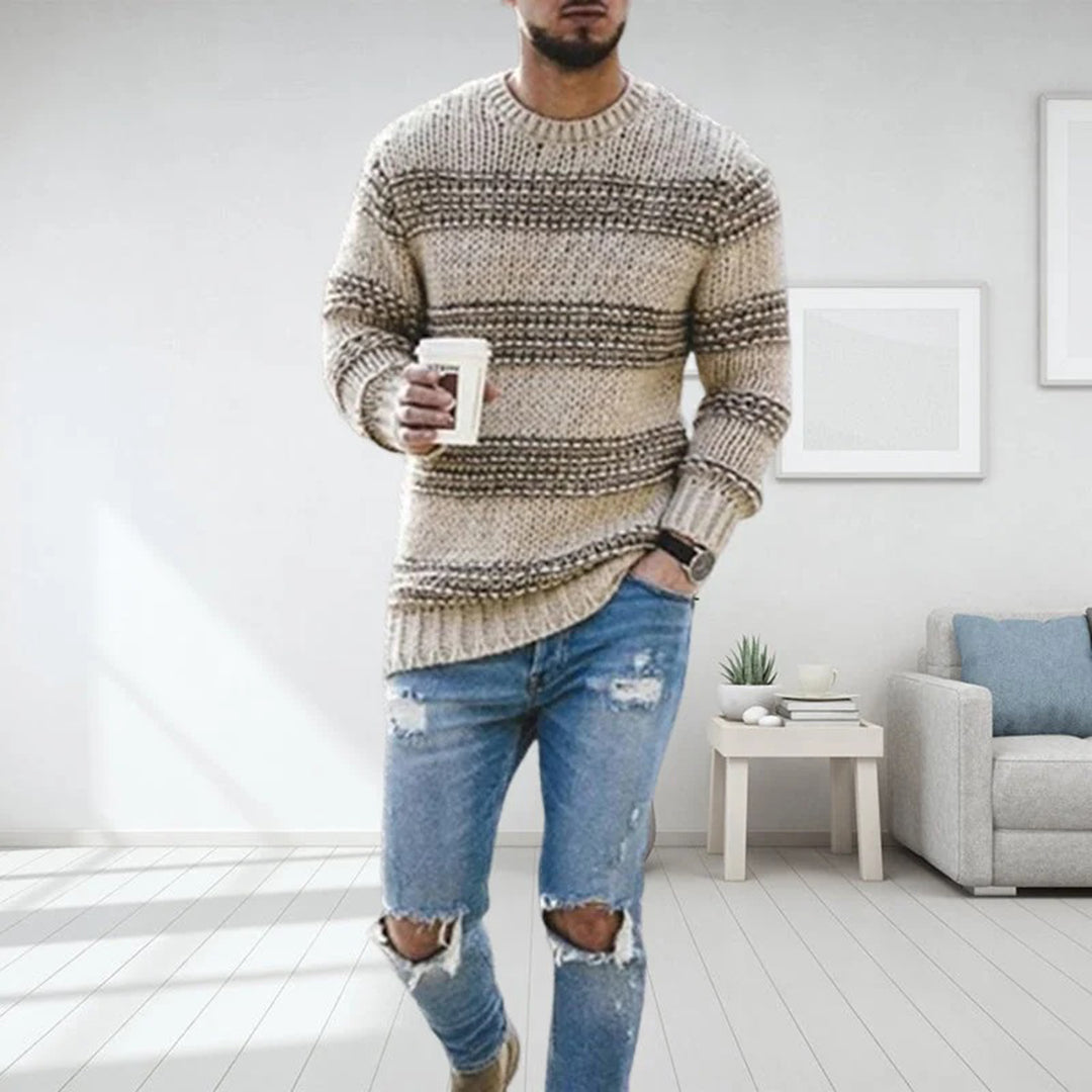 Svart strikkegenser LANDYN, herremote, casual stil, kombinert med blå jeans. Perfekt for høst- og vintermote. Komfortabel og trendy design.