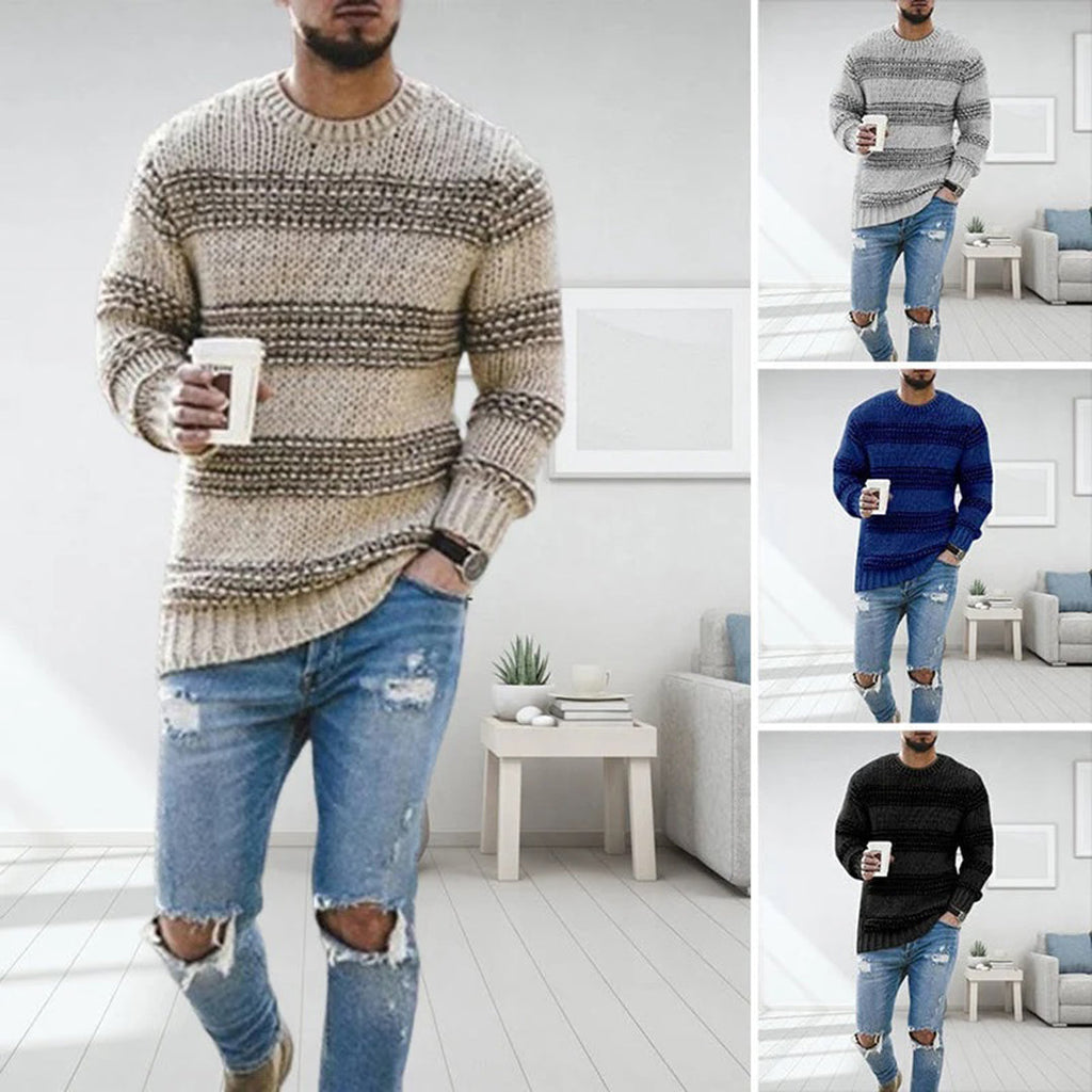 Mann iført LANDYN-strikket genser i beige, grå, blå og svart, med kaffekopp. Perfekt for høst- og vintermote. Komfortabel og stilfull genser.