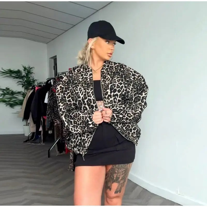 Leona – Damen Bomberjacke mit Leopardenmuster und Reißverschluss