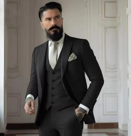 Elegancki garnitur męski Slim Fit w kolorze brązowym z kamizelką - 1 - Livia-Moda