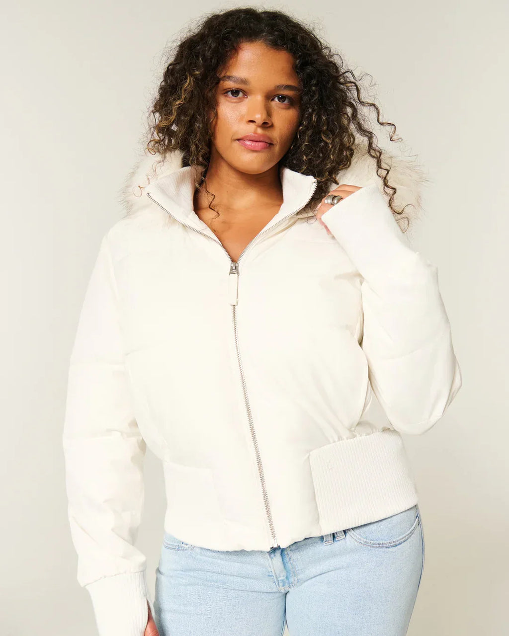 Mila – Kurze Winter-Daunenjacke mit Fellkapuze Damen