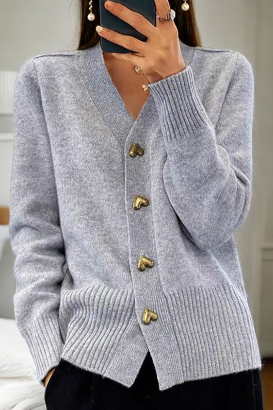 Lila – Feminine Strickjacke mit Herzknöpfen für Damen
