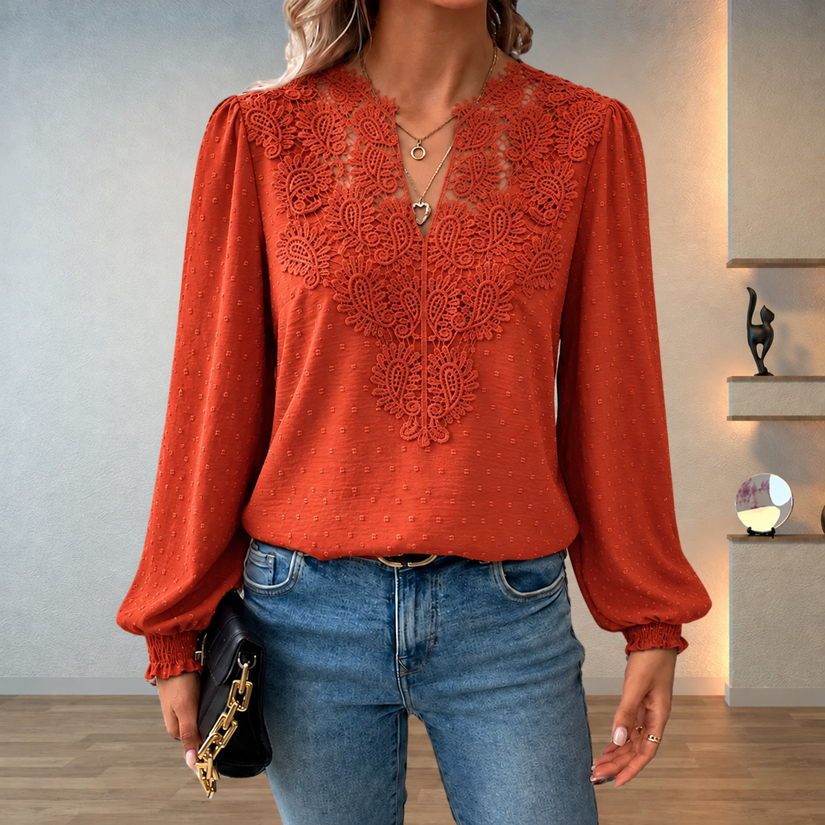 Stilvolle, luftige Bluse mit feiner Spitze