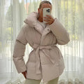 Isla – Voluminöse Damen Winterjacke mit Bindegürtel und Stehkragen