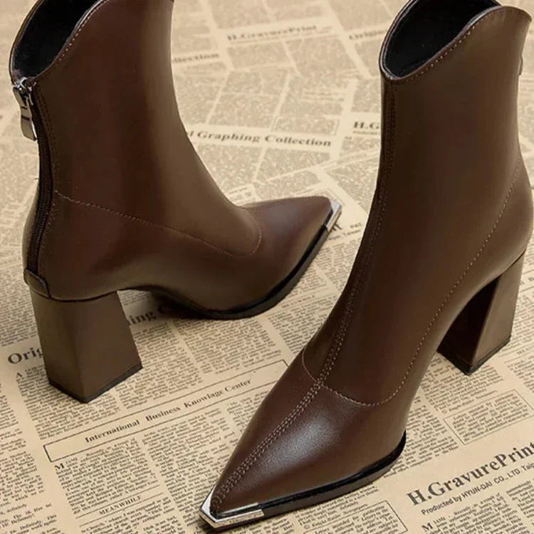 Paula – Elegante spitz zulaufende Damen Stiefeletten mit Absatz