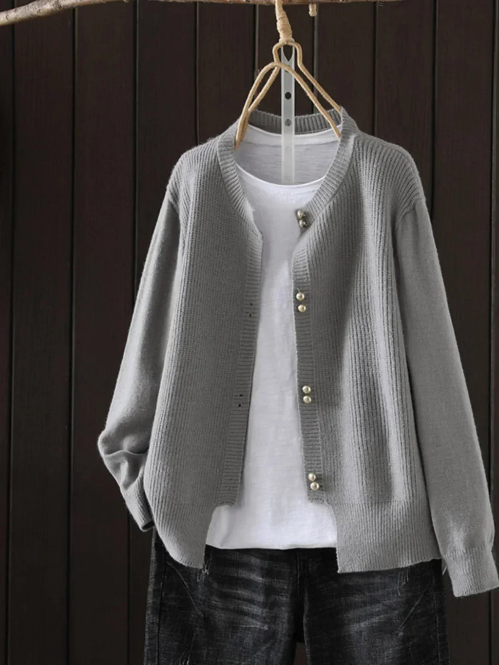 Klara – Elegante Damen Strickjacke mit Perlenknöpfen