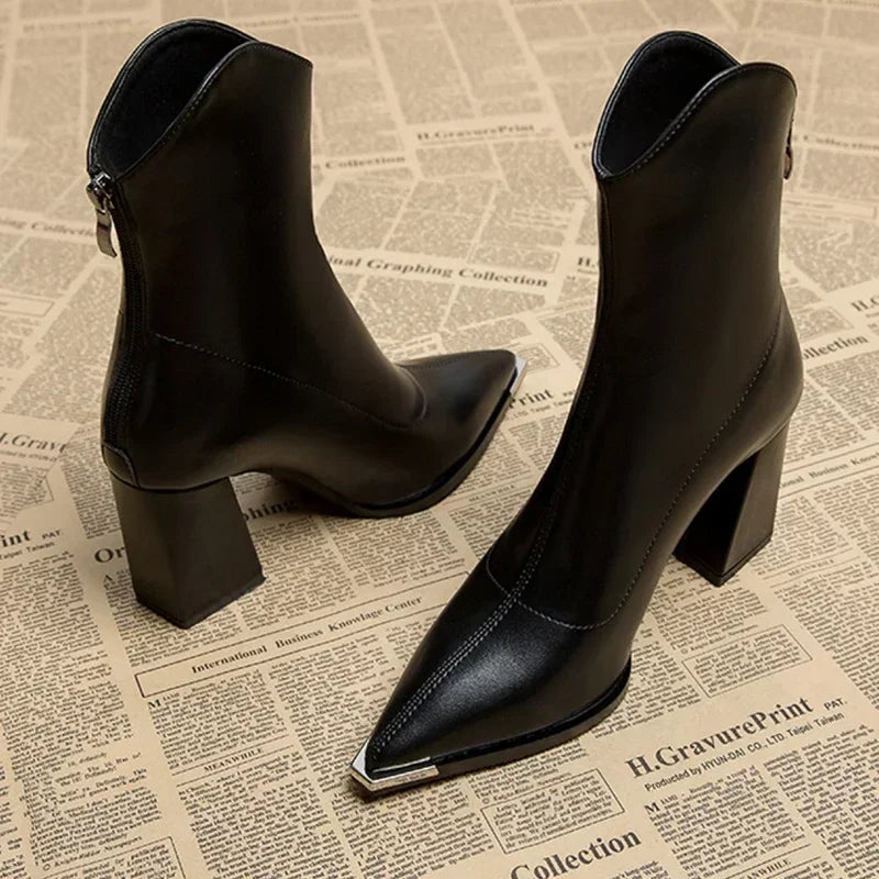 Paula – Elegante spitz zulaufende Damen Stiefeletten mit Absatz