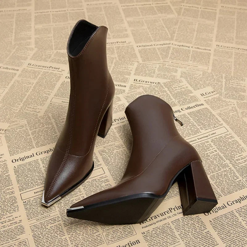 Paula – Elegante spitz zulaufende Damen Stiefeletten mit Absatz