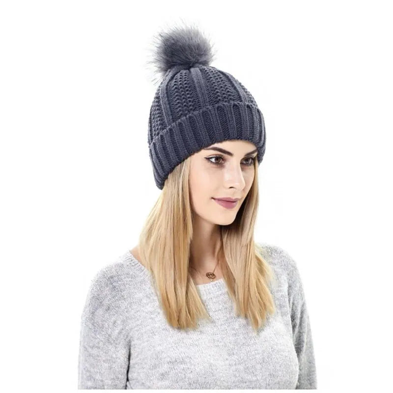 Chloe – Wärmende Strick-Bommelmütze mit Satinfutter für Damen