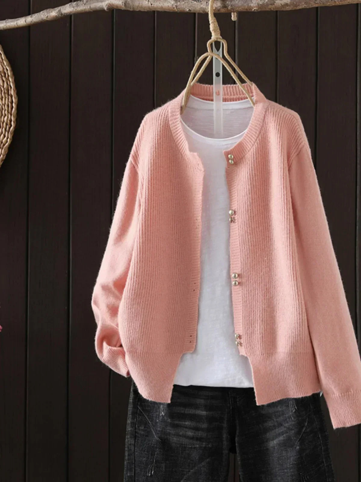 Klara – Elegante Damen Strickjacke mit Perlenknöpfen