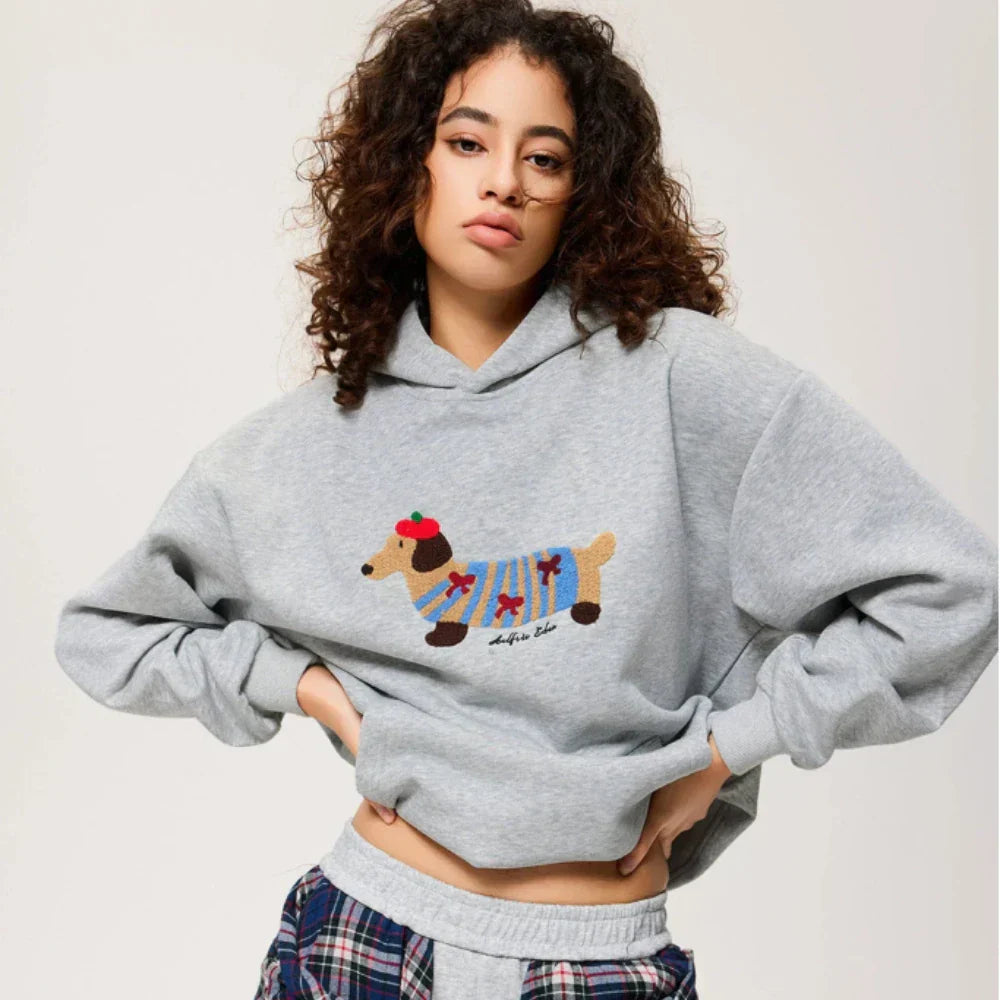 Cozy Pup Hoodie met geborduurde teckel in een Colorrijke trui, perfect voor koude winterdagen en feestelijke momenten