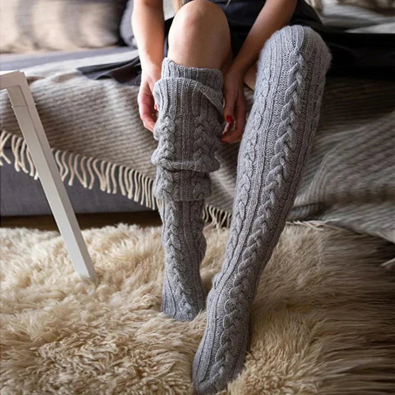 Clara – Strick-Overknee-Socken mit Zopfmuster für Damen