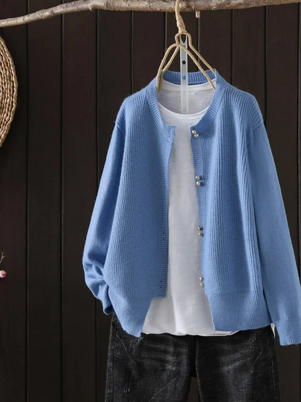 Klara – Elegante Damen Strickjacke mit Perlenknöpfen