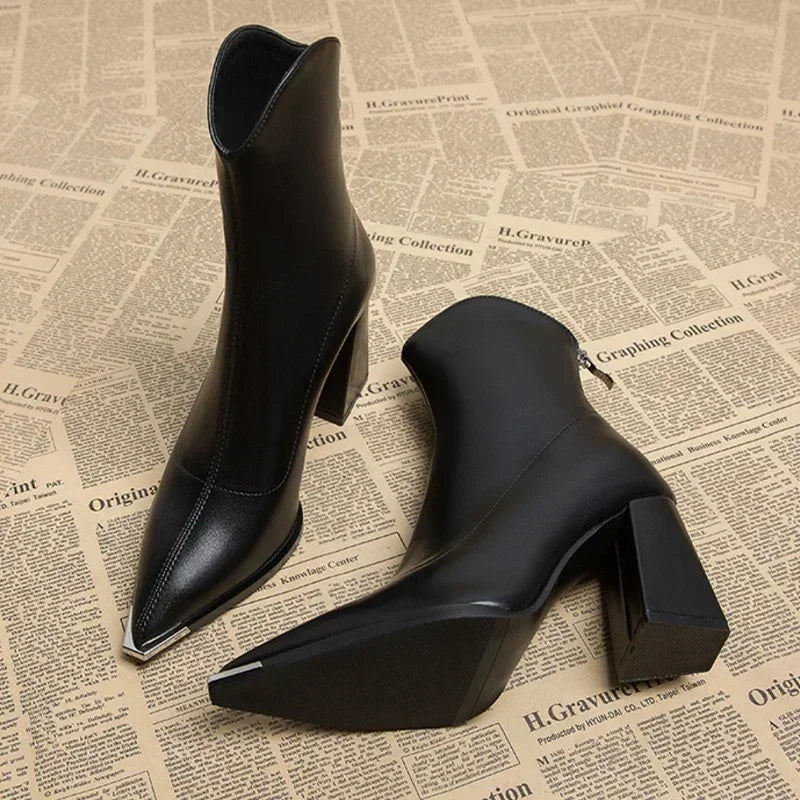 Paula – Elegante spitz zulaufende Damen Stiefeletten mit Absatz