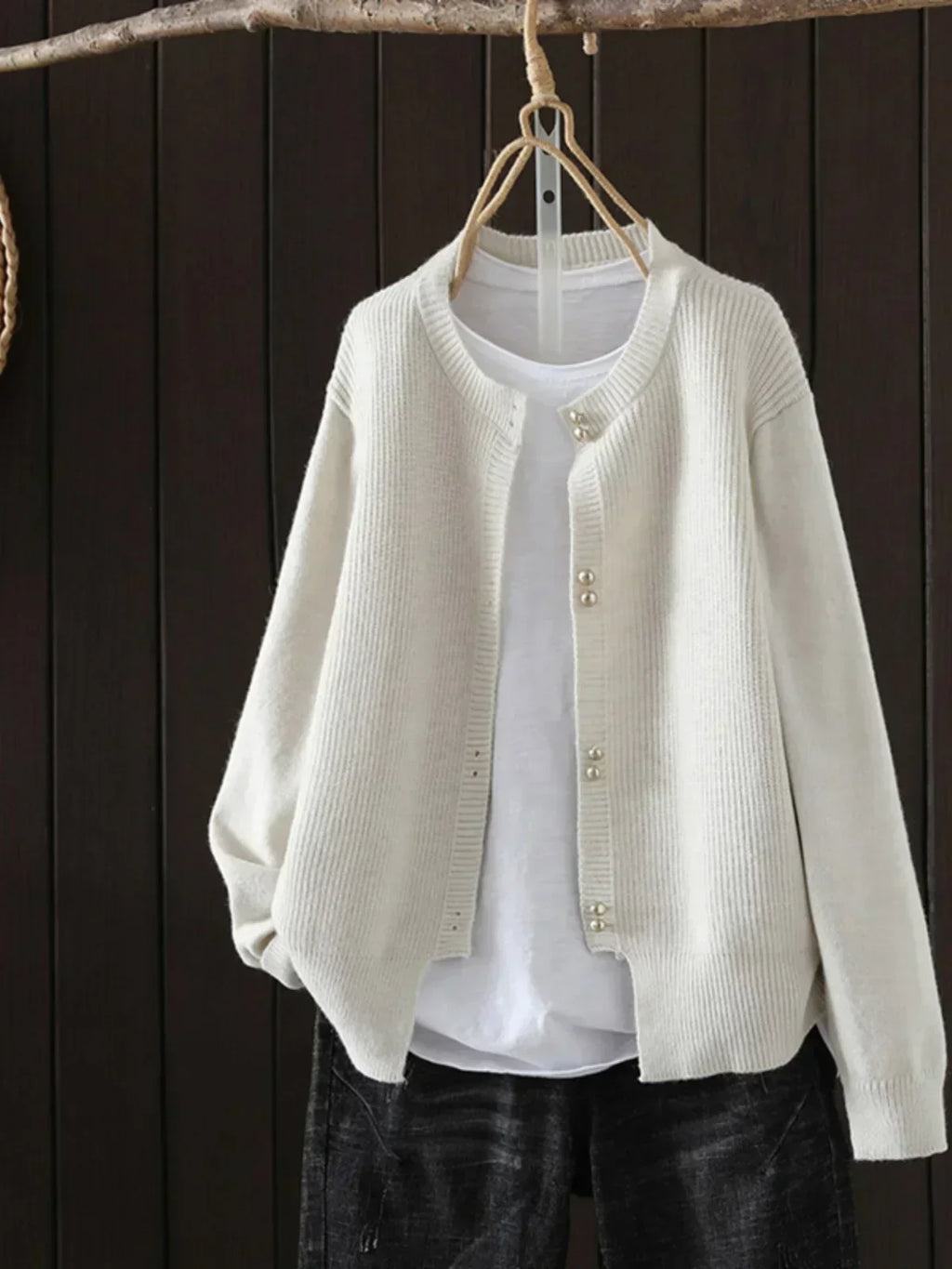 Klara – Elegante Damen Strickjacke mit Perlenknöpfen