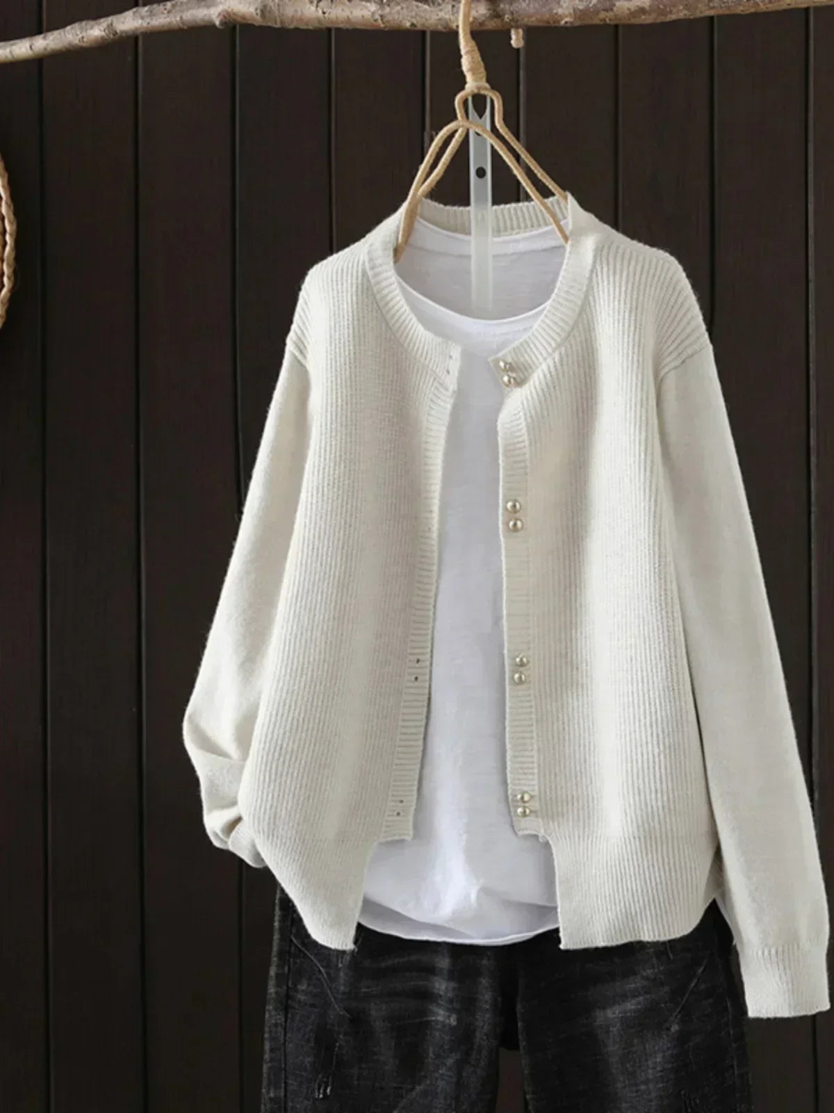Klara – Elegante Damen Strickjacke mit Perlenknöpfen