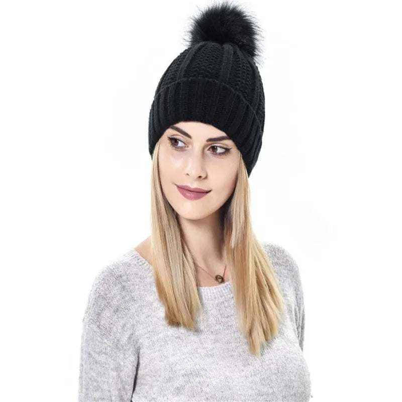 Chloe – Wärmende Strick-Bommelmütze mit Satinfutter für Damen