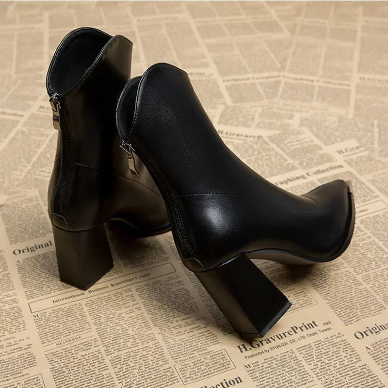 Paula – Elegante spitz zulaufende Damen Stiefeletten mit Absatz