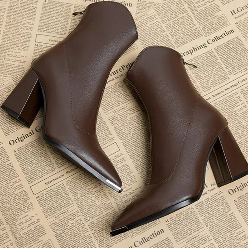 Paula – Elegante spitz zulaufende Damen Stiefeletten mit Absatz