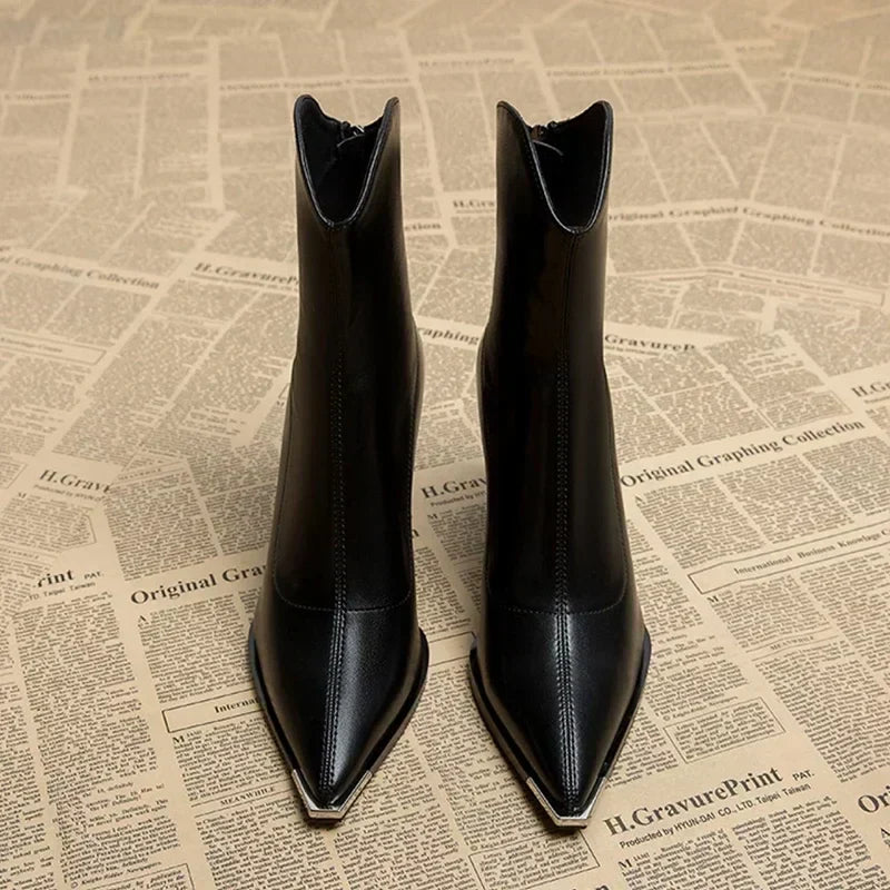 Paula – Elegante spitz zulaufende Damen Stiefeletten mit Absatz