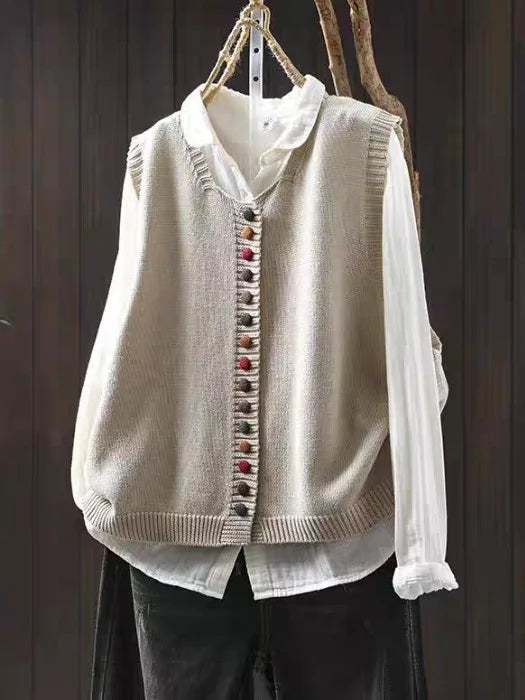Maria – Damen-Strickweste mit Verspieltem Knopfdesign
