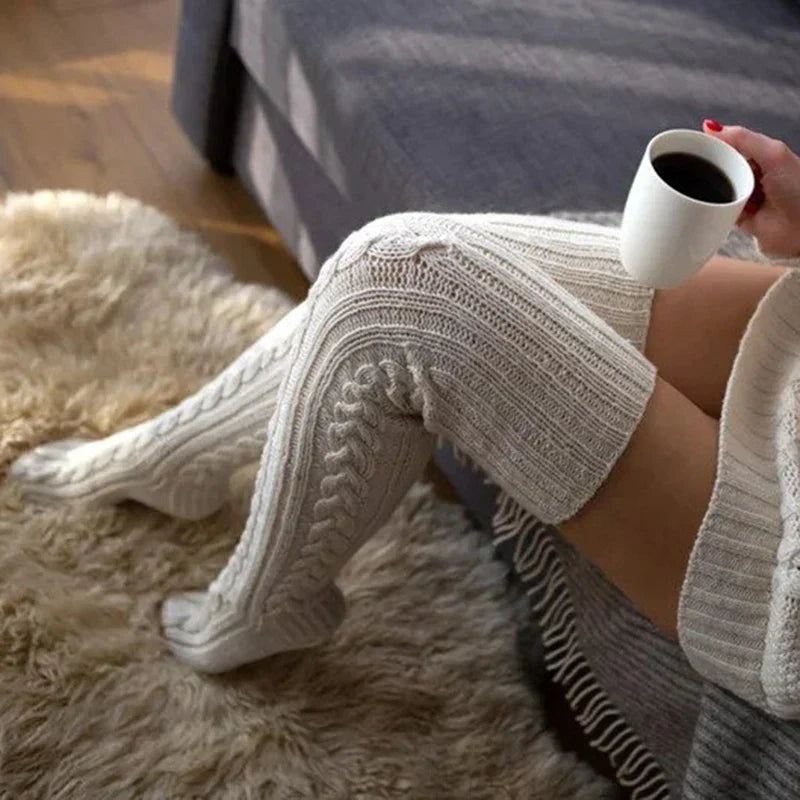 Clara – Strick-Overknee-Socken mit Zopfmuster für Damen