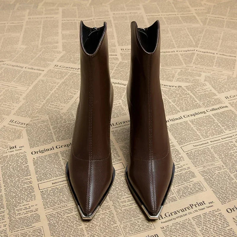 Paula – Elegante spitz zulaufende Damen Stiefeletten mit Absatz