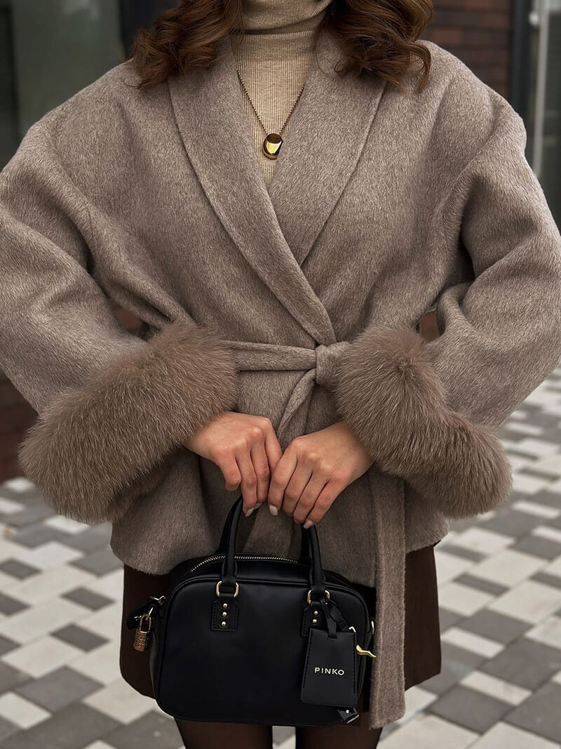 Valeria – Eleganter Wickelmantel Damen mit Fellärmeln