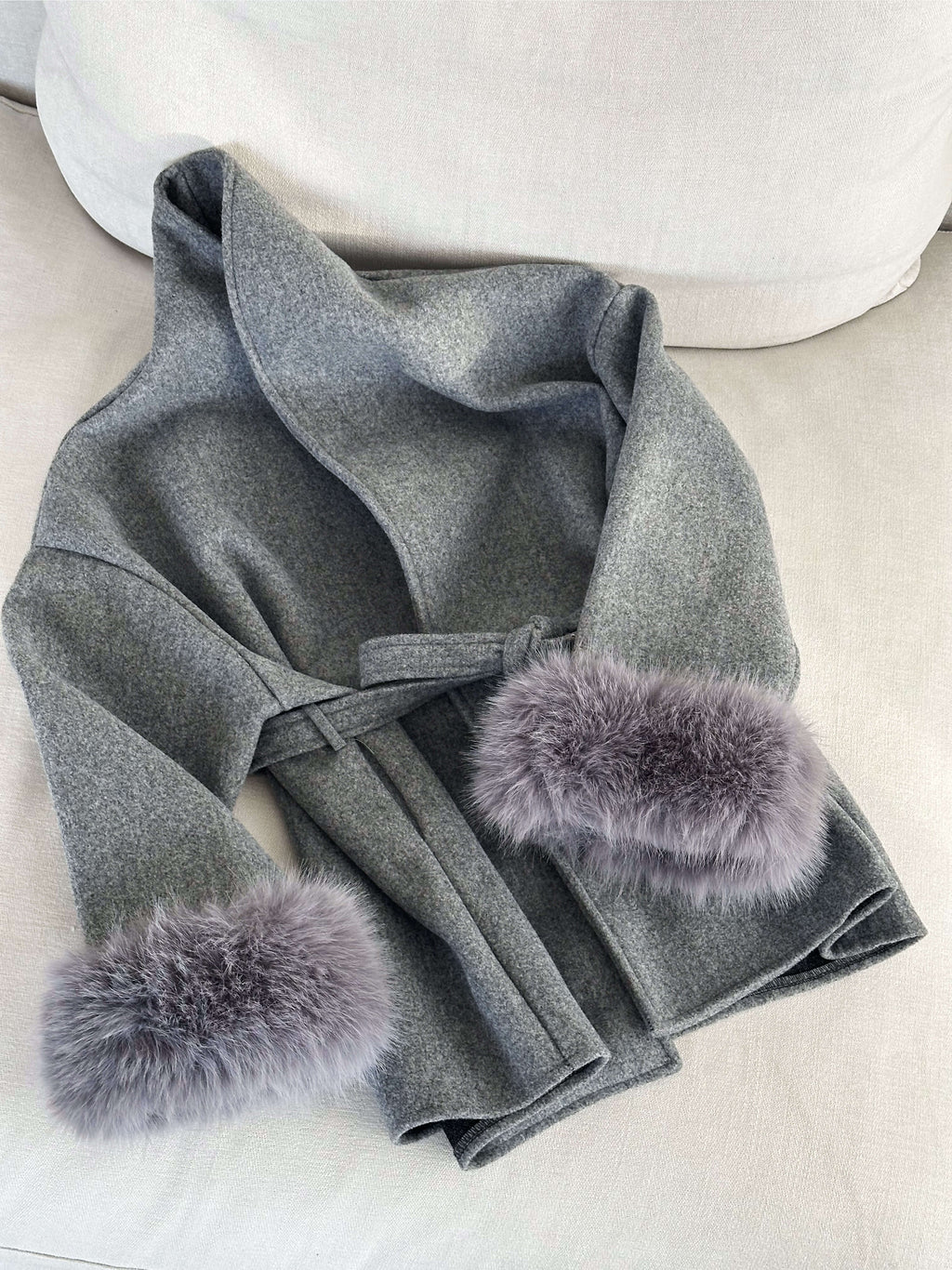 Valeria – Eleganter Wickelmantel Damen mit Fellärmeln