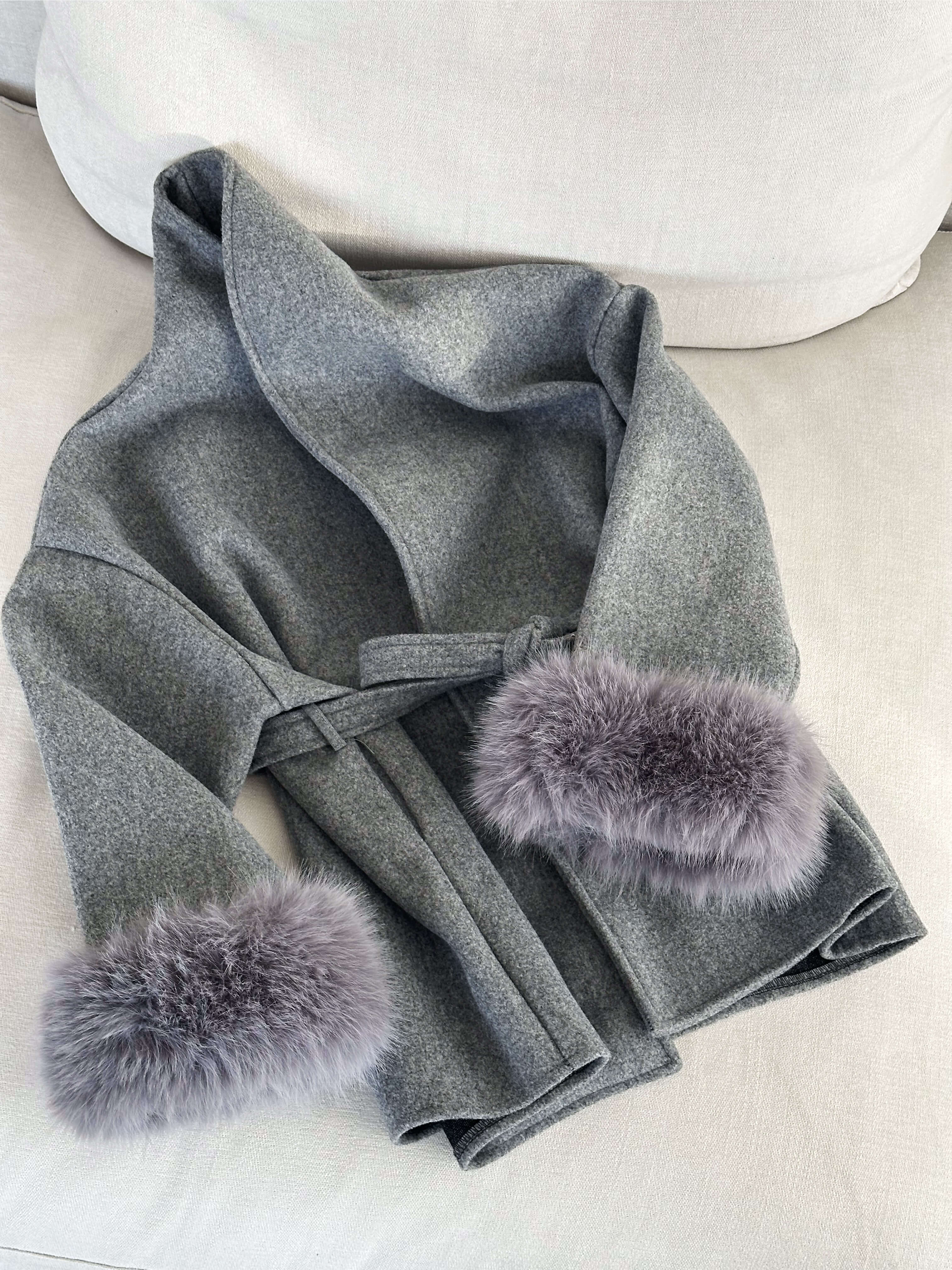 Valeria – Eleganter Wickelmantel Damen mit Fellärmeln