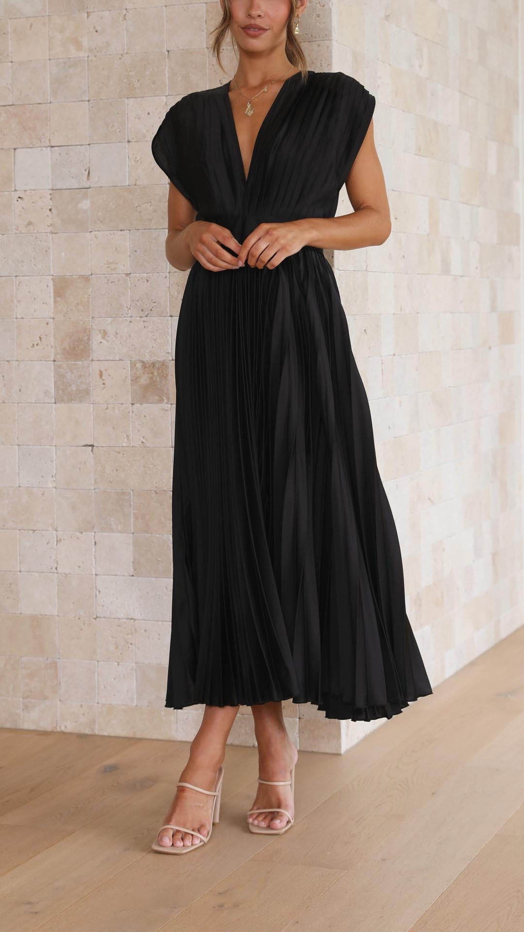 Leonie – Plissiertes Maxikleid mit V-Ausschnitt