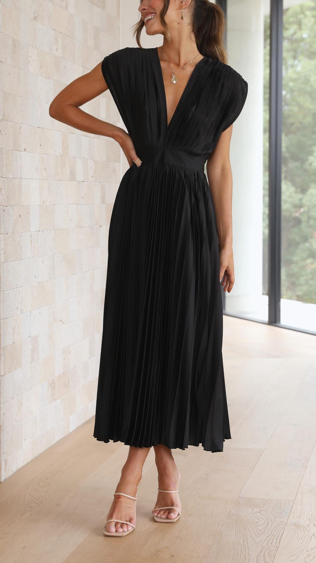 Leonie – Plissiertes Maxikleid mit V-Ausschnitt