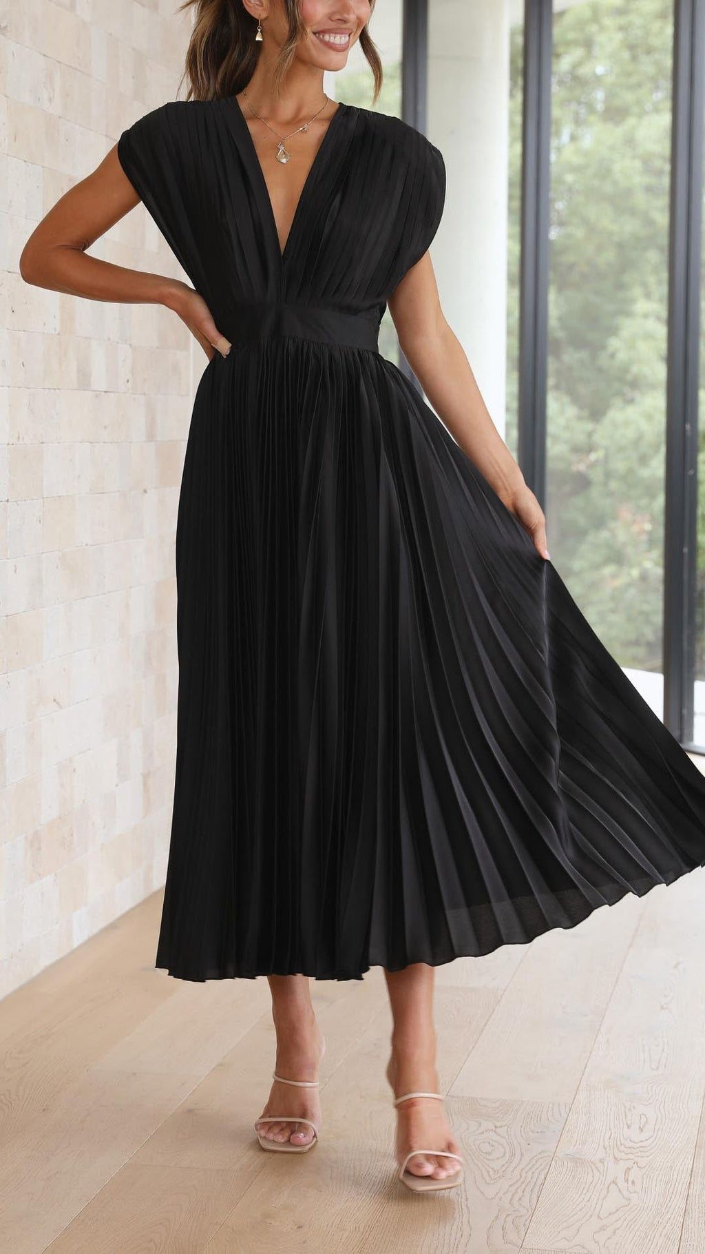 Leonie – Plissiertes Maxikleid mit V-Ausschnitt