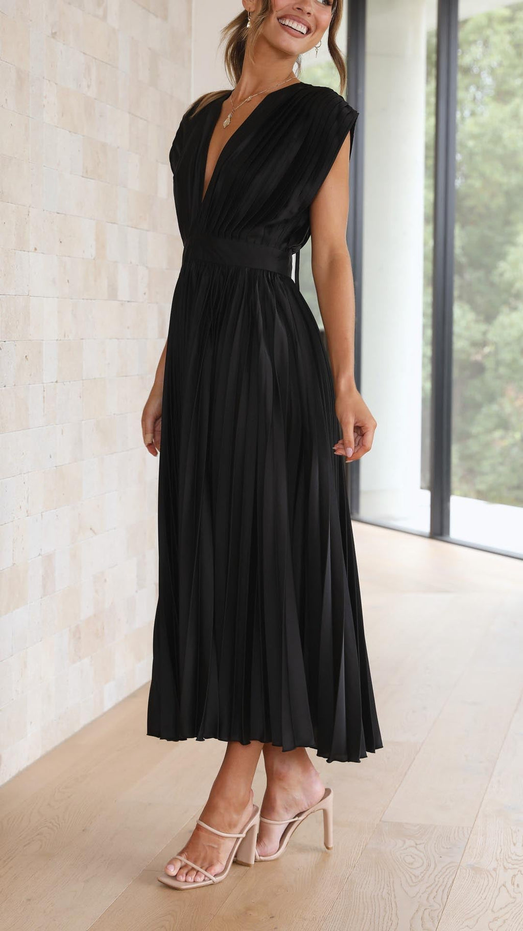 Leonie – Plissiertes Maxikleid mit V-Ausschnitt