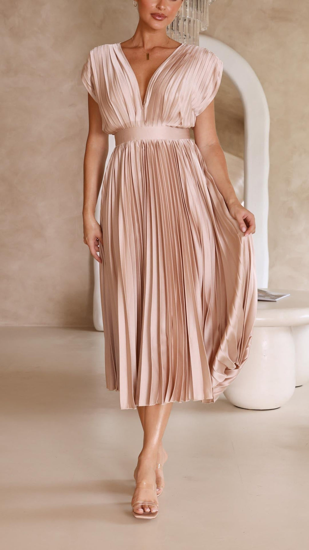 Leonie – Plissiertes Maxikleid mit V-Ausschnitt