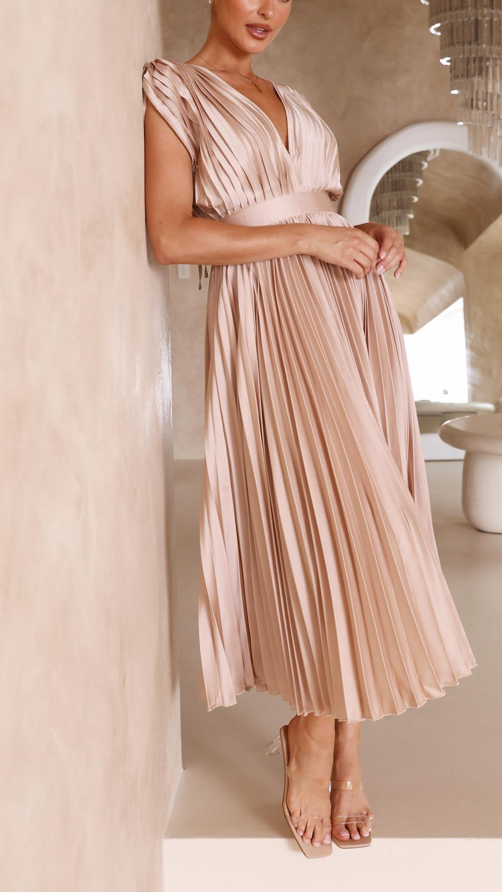 Leonie – Plissiertes Maxikleid mit V-Ausschnitt