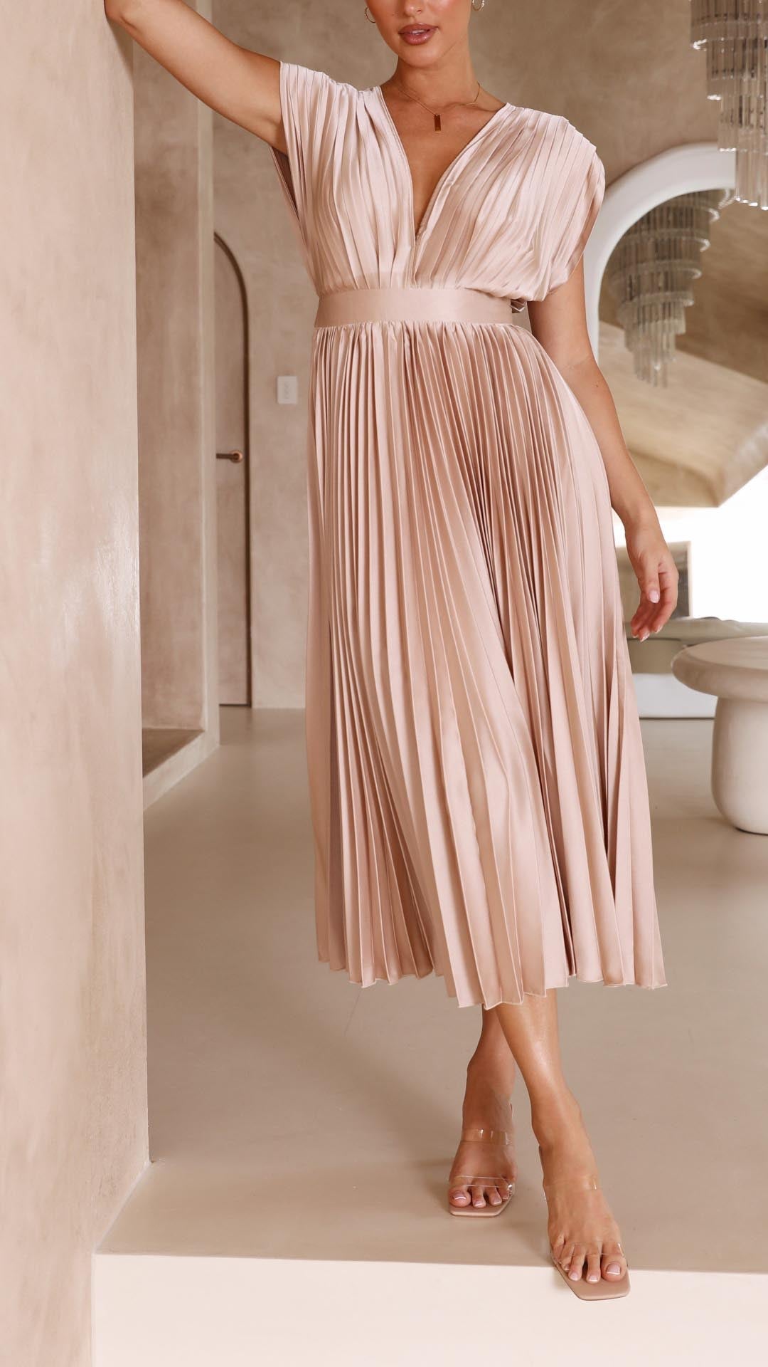 Leonie – Plissiertes Maxikleid mit V-Ausschnitt