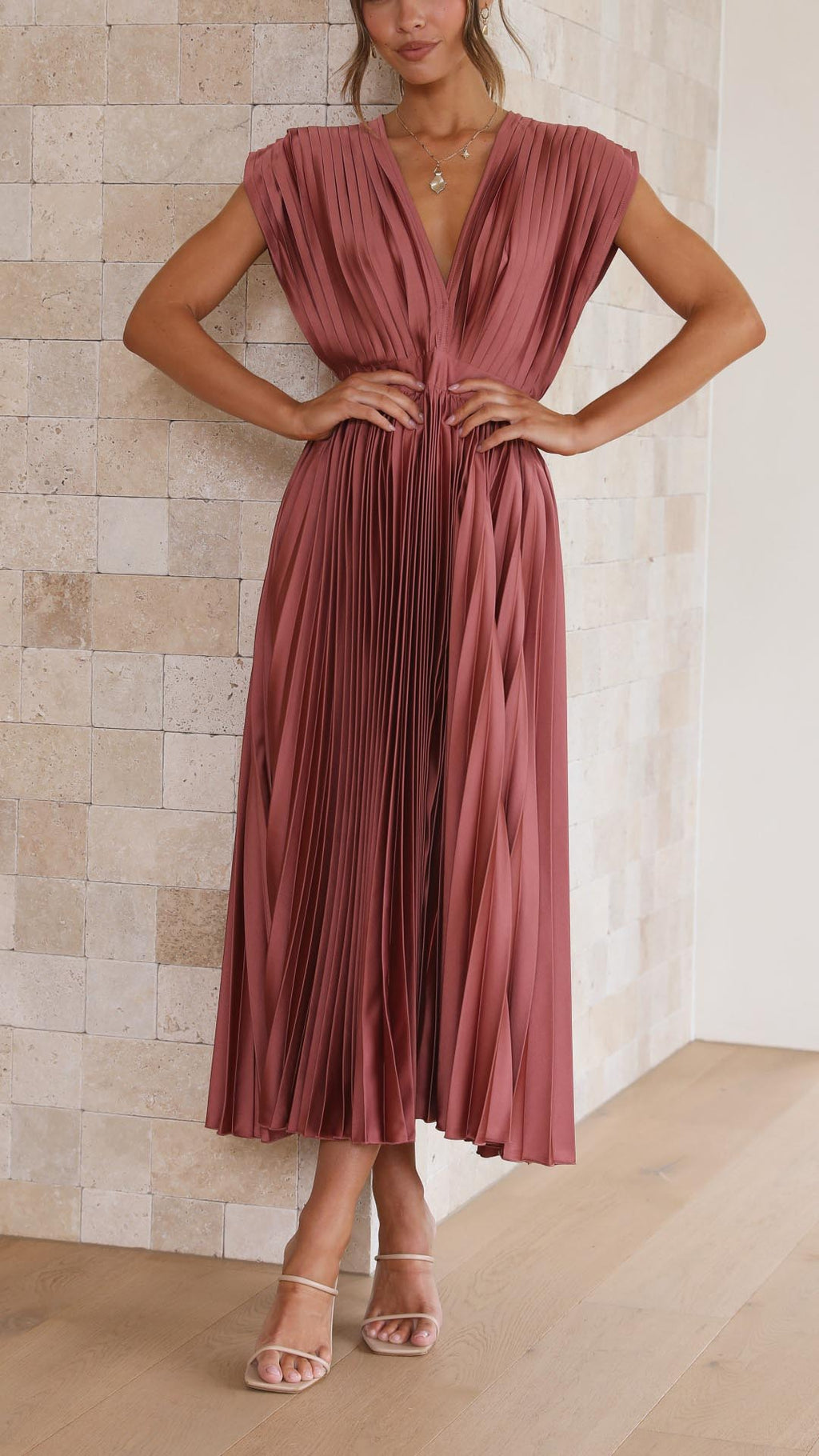 Leonie – Plissiertes Maxikleid mit V-Ausschnitt