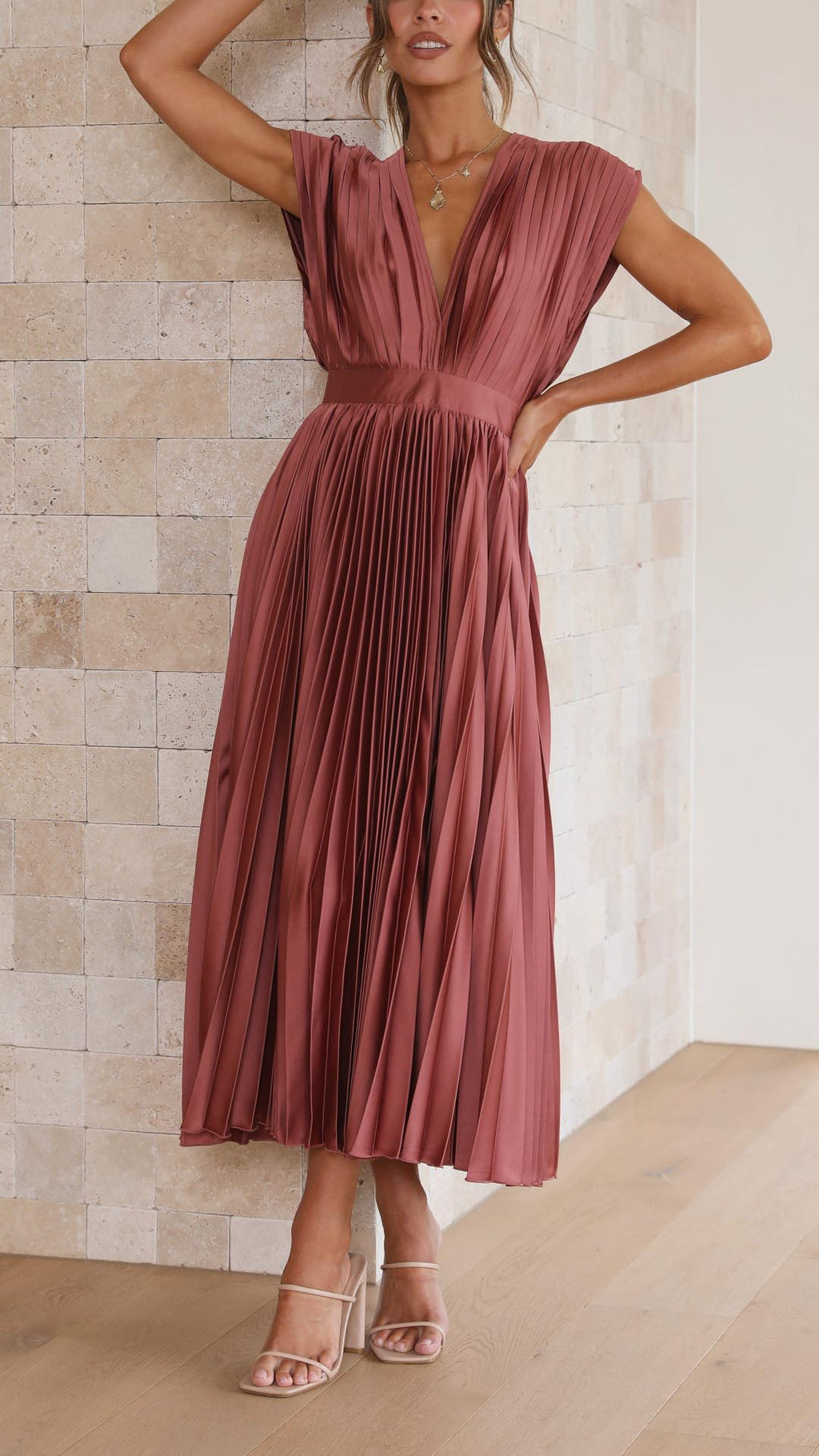 Leonie – Plissiertes Maxikleid mit V-Ausschnitt
