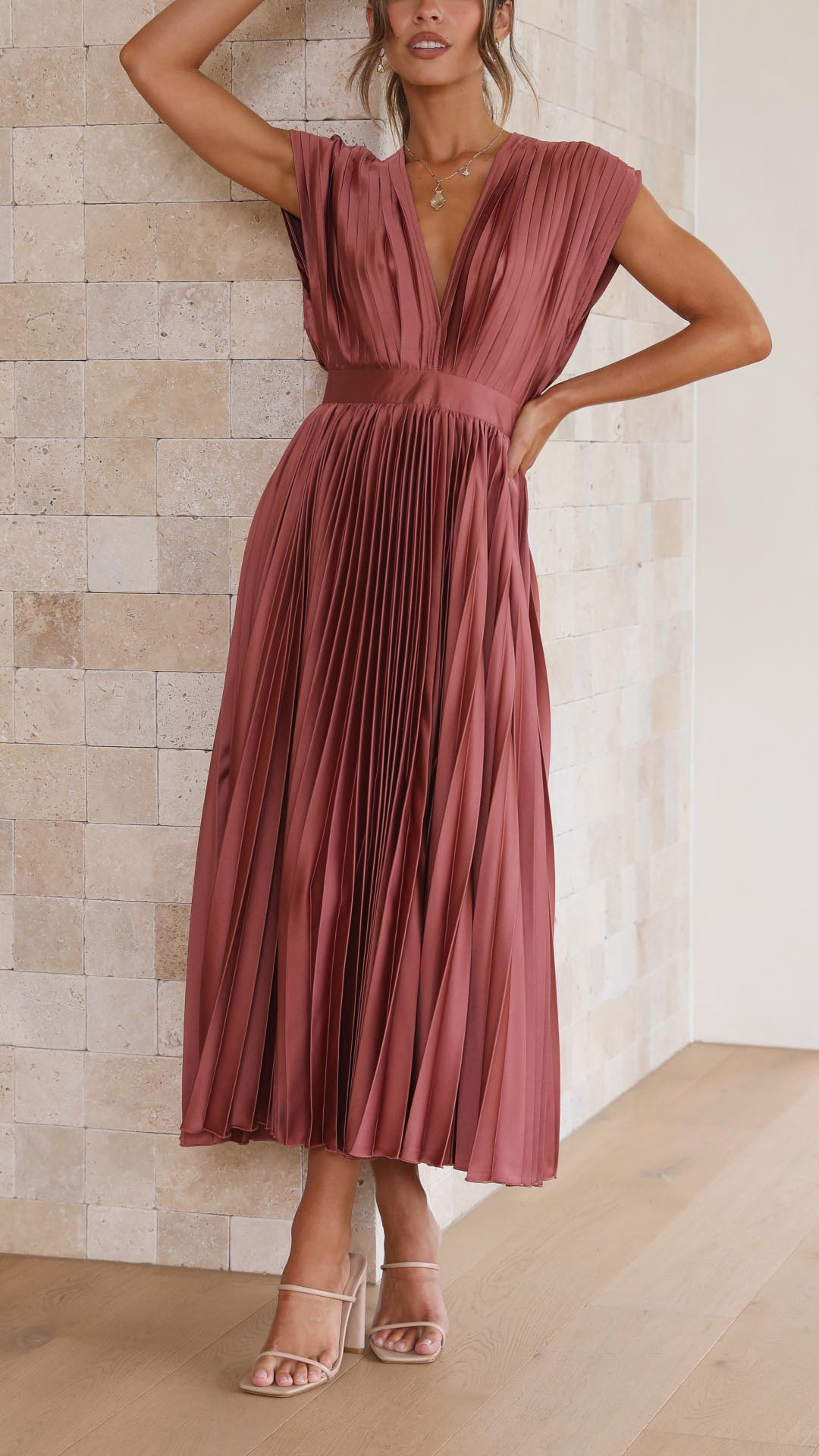 Leonie – Plissiertes Maxikleid mit V-Ausschnitt