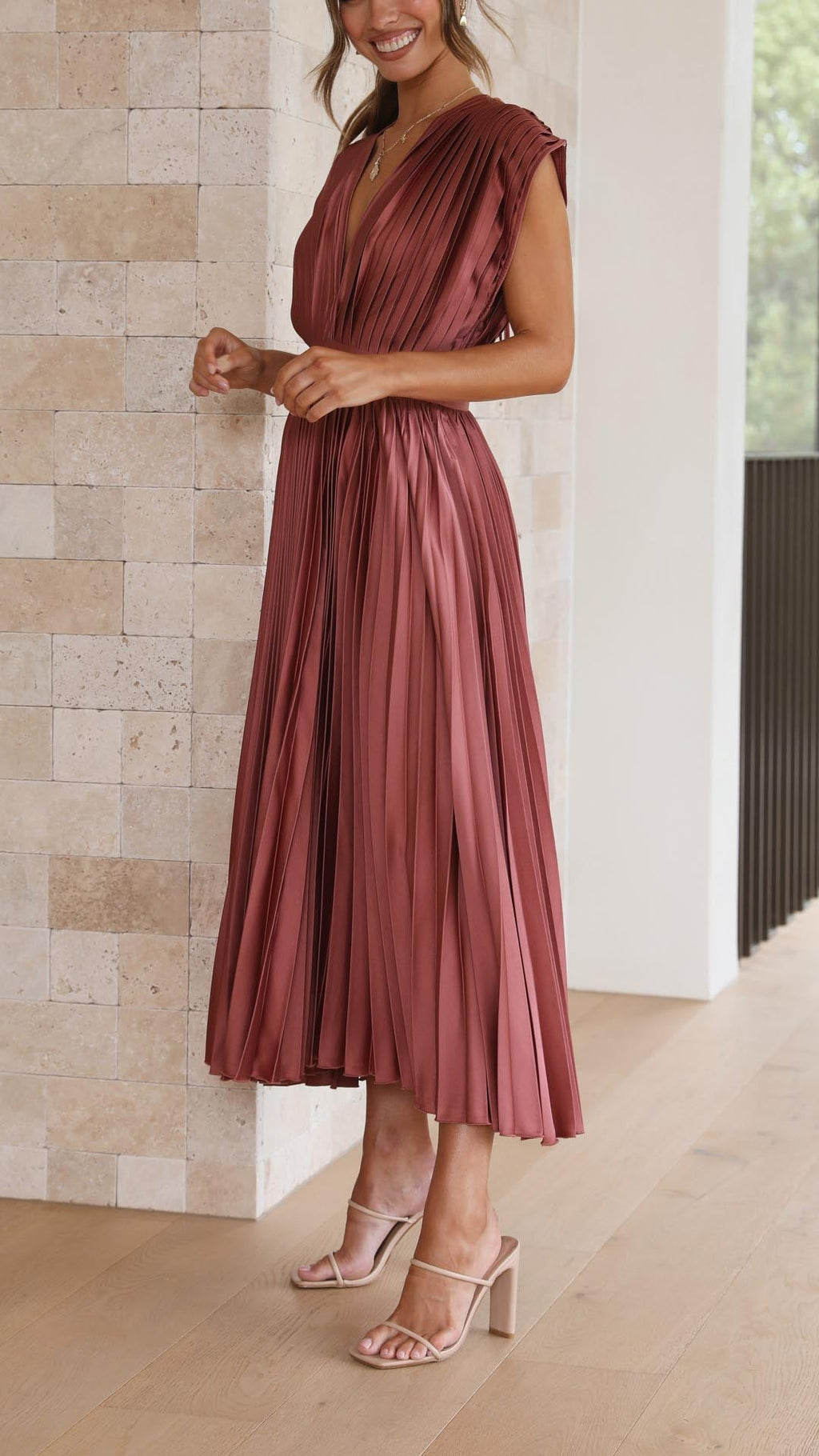 Leonie – Plissiertes Maxikleid mit V-Ausschnitt