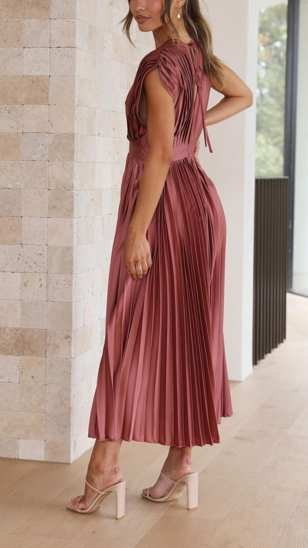 Leonie – Plissiertes Maxikleid mit V-Ausschnitt