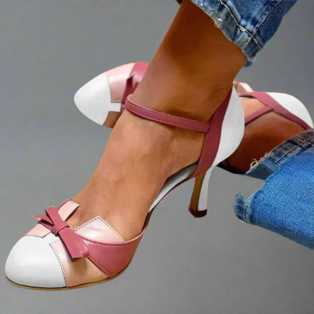 Emilia – Damen Pumps mit Knöchelriemen und Schleifendetail
