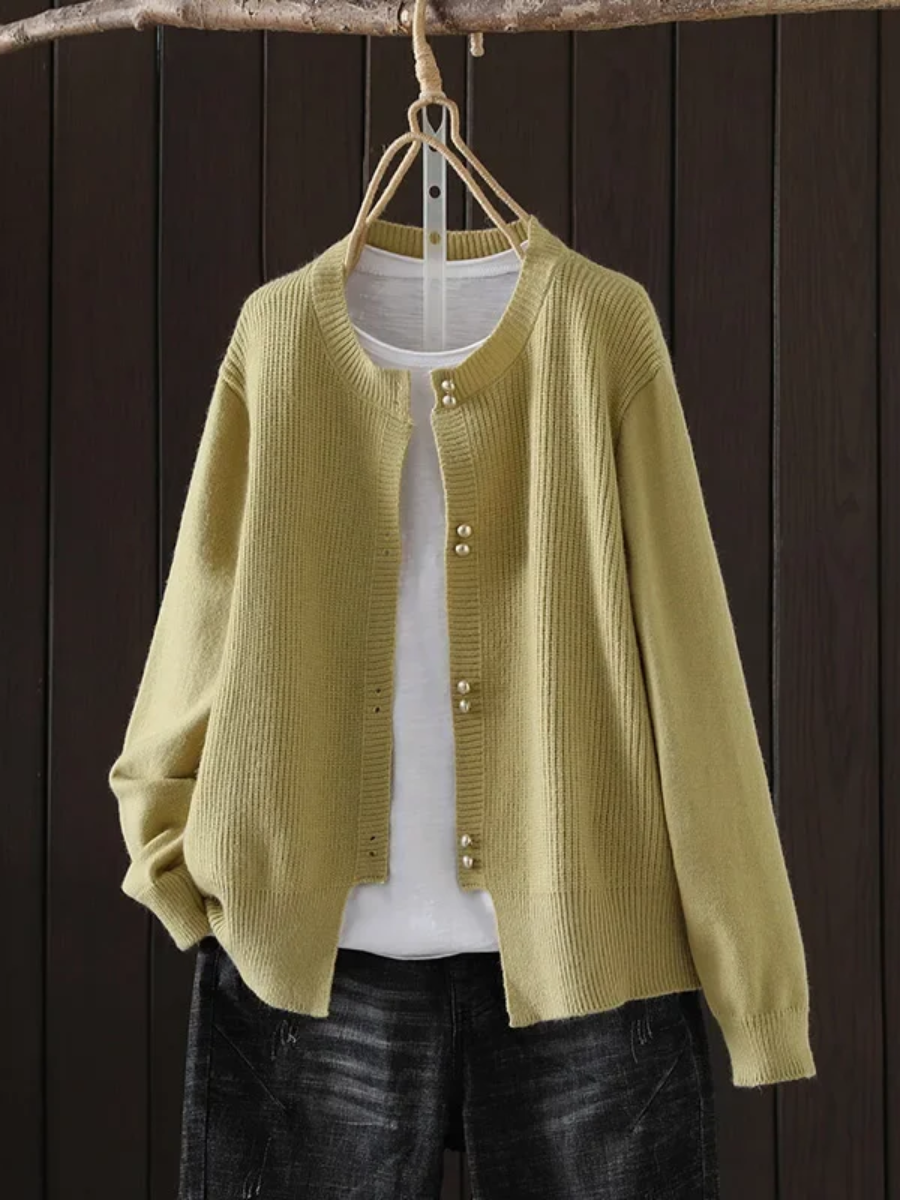 Klara – Elegante Damen Strickjacke mit Perlenknöpfen