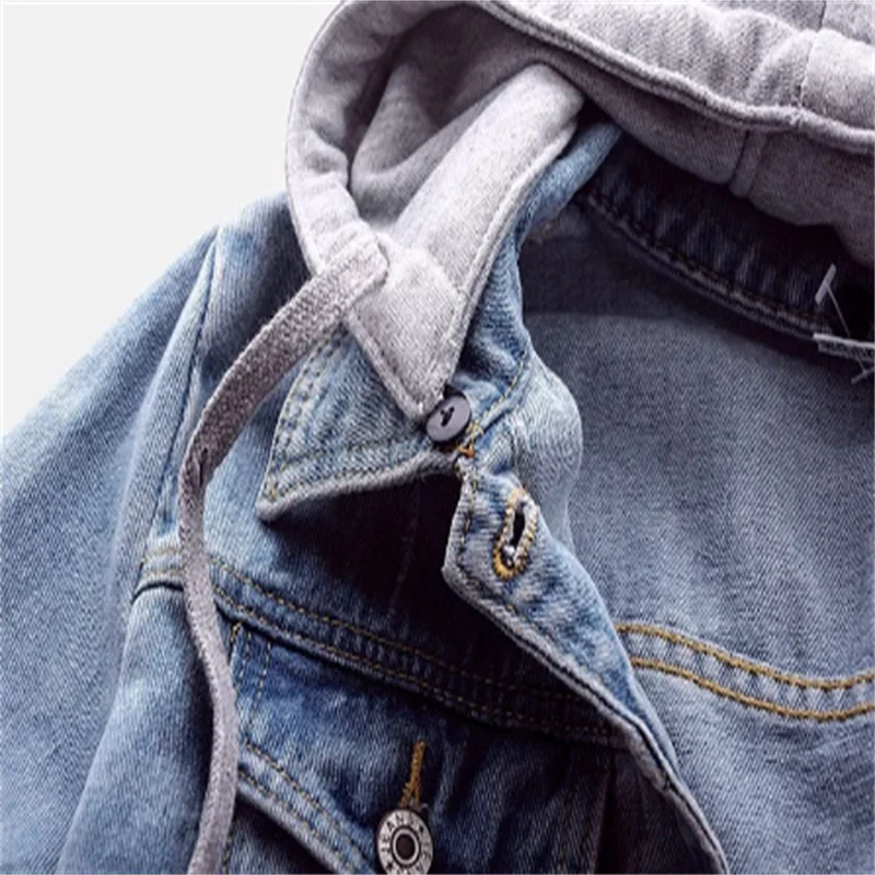 Lena – Kurz geschnittene Jeansjacke mit Kapuze